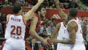 Giorgi Shermadini, defendido por el ex-ACB Jimmy Baron.