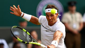 Rafa Nadal devuelve una bola ante Karen Khachanov en su partido de tercera ronda de Wimbledon.