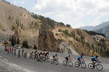 El pelotón durante la 18ª etapa del Tour de Francia 2019. 