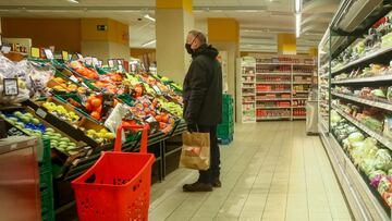 Archivo - Un hombre en la sección de frutería de un supermercado, en una imagen de archivo.