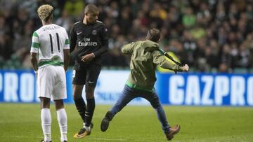 Un hincha del Celtic intenta agredir a Mbappé.