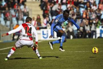 El centrocampista francés del Getafe Yoda lleva el balón ante la mirada de Insua, defensa argentino del Rayo Vallecano, durante en el partido de la decimoséptima jornada de la Liga de Primera División