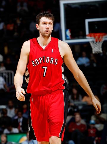 ?Merece il Mago estar en esta lista? Por n¨²meros, su carrera no ha sido tan abismal como la de otros, pero ha dejado un rastro de ocasi¨®n perdida, de talento desaprovechado tras unos tiempos prometedores en Toronto. Le trat¨® muy mal su ¨²ltima etapa entre Knicks y Nets. Eso s¨ª, ha ganado m¨¢s de 72 millones de d¨®lares en contratos y estuvo en el Mejor Quinteto Rookie en un momento en el que todos en la NBA buscaban a la siguiente gran sensaci¨®n europea. De su draft salieron LaMarcus Aldridge, Brandon Roy (un descomunal talento machacado por las lesiones), Rajon Rondo, Kyle Lowry y Paul Millsap, aunque tambi¨¦n muy arriba Adam Morrison, Tyrus Thomas y Shelden Williams (los tres top-5). Bargnani promedi¨® m¨¢s de 21 puntos por partido en la temporada 2010-11. Pero muchas veces puntos huecos, sin rebotes ni liderazgo. Estuvo unos meses en el Baskonia y despu¨¦s, no se supo nada m¨¢s del p¨ªvot italiano.