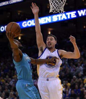 Kemba Walker lucha por el balón con Klay Thompson de los Warriors.