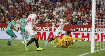Jugada del gol anulado a Javer Hern¨¢ndez 'Chicharito' por fuera de juego.