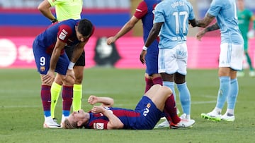 Frenkie de Jong, después de lesionarse contra el Celta mientras Lewandowski se interesa por su estado.