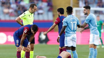Frenkie de Jong, despu¨¦s de lesionarse contra el Celta mientras Lewandowski se interesa por su estado.