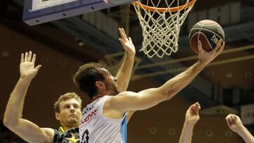 GRAF2066. SANTIAGO DE COMPOSTELA, 19/11/2017.- El pivot del Monbus Obradoiro Nacho Lllovet (c), entra a canasta ante Tim Abromaitis (i) y Mike Tobey, del Iberostar Tenerife, durante el partido de baloncesto de Liga ACB, esta tarde en Santiago de Compostela. EFE/Lavandeira jr