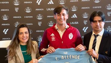 Gisela Aranda, consejera del Celta, Tadeo Allende y Marco Garc¨¦s, director de f¨²tbol, del club vigu¨¦s, durante la presentaci¨®n del atacante argentino.