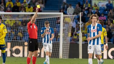 LAS PALMAS DE GRAN CANARIA, 22/12/2024.- El árbitro Soto Grado saca tarjeta amarilla al centrocampista checo del Espanyol Alex Kral (d) durante el partido de la jornada 18 de LaLiga EA Sports que UD Las Palmas y RCD Espanyol disputan este domingo en el Estadio de Gran Canaria en Las Palmas de Gran Canaria. EFE/ Quique Curbelo