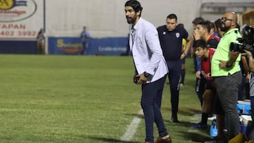 Sebasti&aacute;n Abreu dirigiendo a Santa Tecla