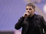 MEX2841. PUEBLA (MÉXICO), 17/01/2026.- El entrenador de Cruz Azul Nicolás Larcamón reacciona este sábado, durante un partido del torneo Clausura 2026 de la Liga MX entre Cruz Azul y Puebla en el estadio Cuauhtémoc en Puebla (México). EFE/ Hilda Ríos