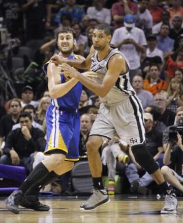 Spurs 129 - Warriors 127 (1-0). Tim Duncan de los Spurs con el jugador de los Golden State Warriors, Andrew Bogut.