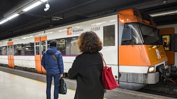 Viajeros cogen un tren de rodalies, en la estación de Sants, a 23 de enero de 2026, en Barcelona, Catalunya (España). Renfe ha restablecido el servicio de tren en todas las líneas de Rodalies desde este viernes a las 6 horas tras el corte que ha dejado sin trenes a Catalunya dos días. La recuperación progresiva del servicio presenta afectaciones en algunas líneas: la línea R1 acumula demoras que pueden superar los 30 minutos, mientras que en la R4 se realiza transporte alternativo por carretera entre Martorell (Barcelona) y Sant Vicenç de Calders (Tarragona).
23 ENERO 2026
Alberto Paredes / Europa Press
23/01/2026