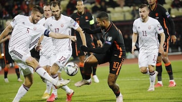 Riga (Latvia), 08/10/2021.- Latvia&#039;s Antonijs Cernomordijs (L) and Netherland&#039;s Memphis Depay (C) in action during the FIFA World Cup 2022 group G qualifying soccer match between Latvia and Netherlands at Daugava Stadium, Riga, Latvia, 08 Octobe