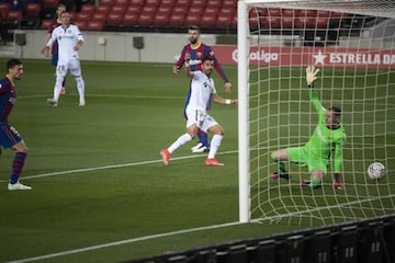 1-1. Clement Lenglet marcó en propia puerta el primer gol del Getafe tras desviar un tiro de Ángel.