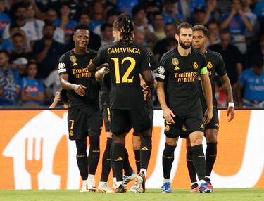 1-1. Vinicius celebra el primer gol que anota en el minuto 26 con sus compañeros.