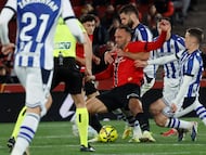 Palma de Mallorca, 28/02/2026.- El delantero kosovar del Mallorca, Muriqi (2i), protege el balón ante el defensa croata de la Real Sociedad, Duje Caleta-Car, durante el partido de la jornada 26 de LaLiga entre el Real Mallorca y la Real Sociedad, este sábado en el estadio de Son Moix en Palma.- EFE/ Cati Cladera
