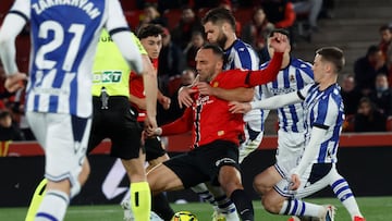 Palma de Mallorca, 28/02/2026.- El delantero kosovar del Mallorca, Muriqi (2i), protege el balón ante el defensa croata de la Real Sociedad, Duje Caleta-Car, durante el partido de la jornada 26 de LaLiga entre el Real Mallorca y la Real Sociedad, este sábado en el estadio de Son Moix en Palma.- EFE/ Cati Cladera