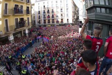 Celebración multitudinaria del Osasuna en las calles de Pamplona