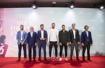 El director de contenidos de Amazon Prime Video España y Portugal, Ricardo Carbonero; el presidente Enrique Cerezo; el entrenador Diego Pablo Simeone; los jugadores Jan Oblak y Koke; el consejero delegado Miguel Ángel Gil Marín y el director de deportes de TBF, Ignacio Fernández-Vega.