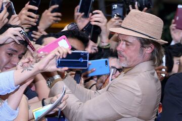 Brad Pitt conviviendo con fans en México