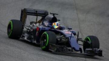 Carlos Sainz en los test de Montmeló con el Toro Rosso pintado de azul.