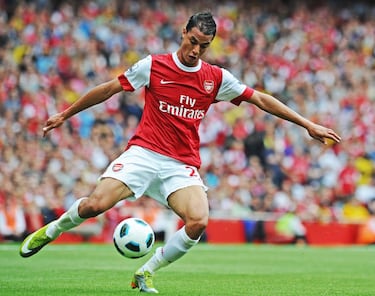 El delantero marroquí se convirtió en leyenda del Girondis del Burdeos anotando 13 goles y ganando la Ligue 1 en 2009. El año siguiente, en 2010, terminó contrato con los girondinos y firmó libre por el Arsenal, una operación que fue la envidia de Europa, pero que no fue tan bien como ambas partes esperaban. En sus dos temporadas como gunner jugó 64 partidos anotando 14 goles.