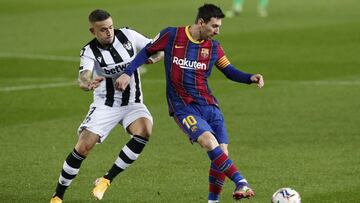 Soccer Football - La Liga Santander - FC Barcelona v Levante - Camp Nou, Barcelona, Spain - December 13, 2020 FC Barcelona's Lionel Messi in action with Levante's Roger Marti REUTERS/Albert Gea