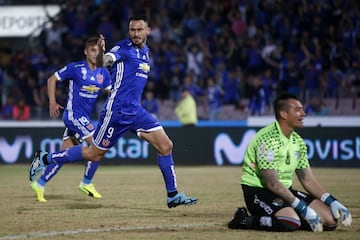 Mauricio Pinilla anotó los dos goles de la U ante Palestino.