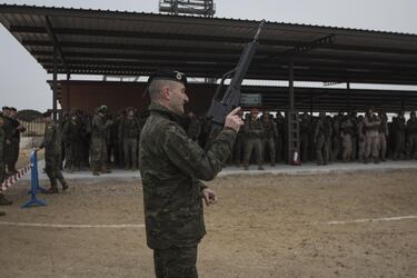 El general Alfredo Pérez Aguado arenga a todos los participantes antes de dar inicio a la prueba con un disparo del fusil. Hace años, él también participó en esta prueba.