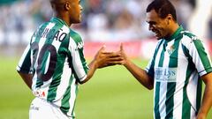 Denilson celebra un gol durante un partido entreel Betis y el Valladolid en la temporada 2003-2004.