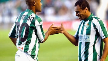 Denilson celebra un gol durante un partido entreel Betis y el Valladolid en la temporada 2003-2004.