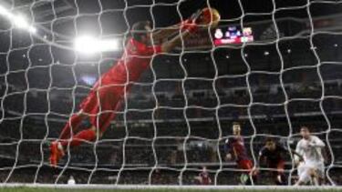 El portero chileno del FC Barcelona Claudio Bravo para un remate del portugués Cristiano Ronaldo.