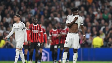 MADRID, SPAIN - NOVEMBER 05: Aurelien Tchouameni of Real Madrid reacts after Alvaro Morata of AC Milan (not pictured) scores his team's second goal during the UEFA Champions League 2024/25 League Phase MD4 match between Real Madrid C.F. and AC Milan at Estadio Santiago Bernabeu on November 05, 2024 in Madrid, Spain. (Photo by Michael Regan - UEFA/UEFA via Getty Images)
PUBLICADA 06/11/24 NA MA07 2COL