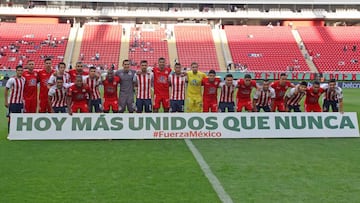 La ceremonia fue emotiva. El Campe&oacute;n y el reci&eacute;n ascendido salieron al campo mezclados, como un solo equipo. Y levantaron el pu&ntilde;o. Como hac&iacute;an los rescatistas que buscaban vida.