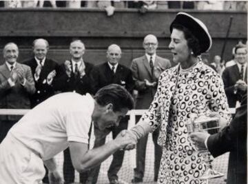 En 1966 Manolo Santana recibe el trofeo de ganador de Wimbledon de manos de la Princesa Marina de Kent