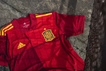 In the new model, the various shapes and drawings disappear from its base, but it is not a singular red colour that dominates. Instead La Roja will adorn different shades of their tradition, ranging from Ferrari red to Bordeaux wine.