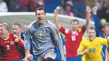 <b>FIN DE LA PELÍCULA</b>. Merk pita el final del partido y los jugadores suecos, algunos enfundados ya en las camisetas danesas, celebran el pase.