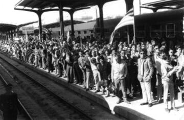 Los seguidores son el alma del fútbol, el jugador número doce. El fútbol desde sus comienzos despertó pasiones y arrastró masas. Seguidores del Atlético esperando al tren. 