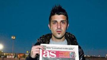 <b>CON EL AS. </b>David Villa posó tras el entrenamiento vespertino de ayer con el Diario AS, en el que fue portada tras su gran partido con España.