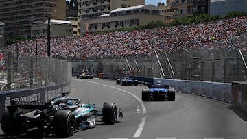 George Russell (Mercedes W16) por detrás de los Williams. Montecarlo, Mónaco. F1 2025.