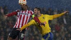 Georginio Wijnaldum y Ruben Fernandes pelean por un bal&oacute;n en el Estoril-PSV que se reanud&oacute; este viernes.