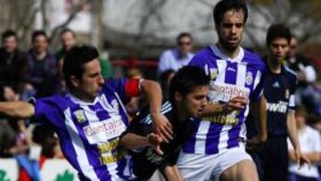 <b>INCISIVO. </b>Sarabia intenta colarse entre dos defensas.