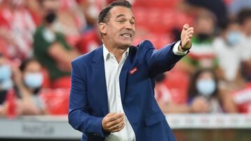 Luis García: "Se me han ofrecido cuatro jugadores de la plantilla para jugar de central"