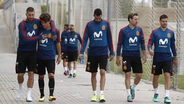 Busquets salta al césped del campo de entrenamiento.