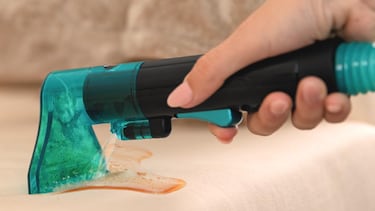 El aspirador de Cecotec con doble dep¨®sito que acaba con la suciedad de la tapicer¨ªa y domina las ventas en Amazon