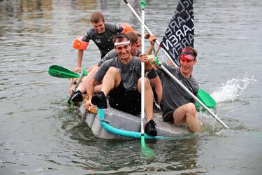 El equipo campeón de la carrera de balsas