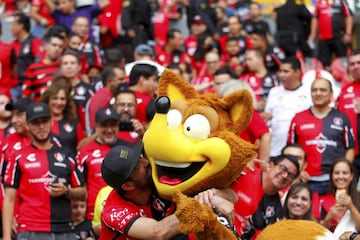 Atlas y Pachuca disputan la final de la Liga MX. En la imagen, un aficionado de Atlas celebra con la mascota el triunfo (2-0) del conjunto rojinegro en el partido de ida del Torneo Clausura 2022, celebrado en el estadio Jalisco de Guadalajara. El encuentro de vuelta, donde se conocerá al campeón, tendrá lugar en Pachuca.