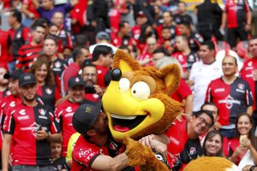 Atlas y Pachuca disputan la final de la Liga MX. En la imagen, un aficionado de Atlas celebra con la mascota el triunfo (2-0) del conjunto rojinegro en el partido de ida del Torneo Clausura 2022, celebrado en el estadio Jalisco de Guadalajara. El encuentro de vuelta, donde se conocerá al campeón, tendrá lugar en Pachuca.